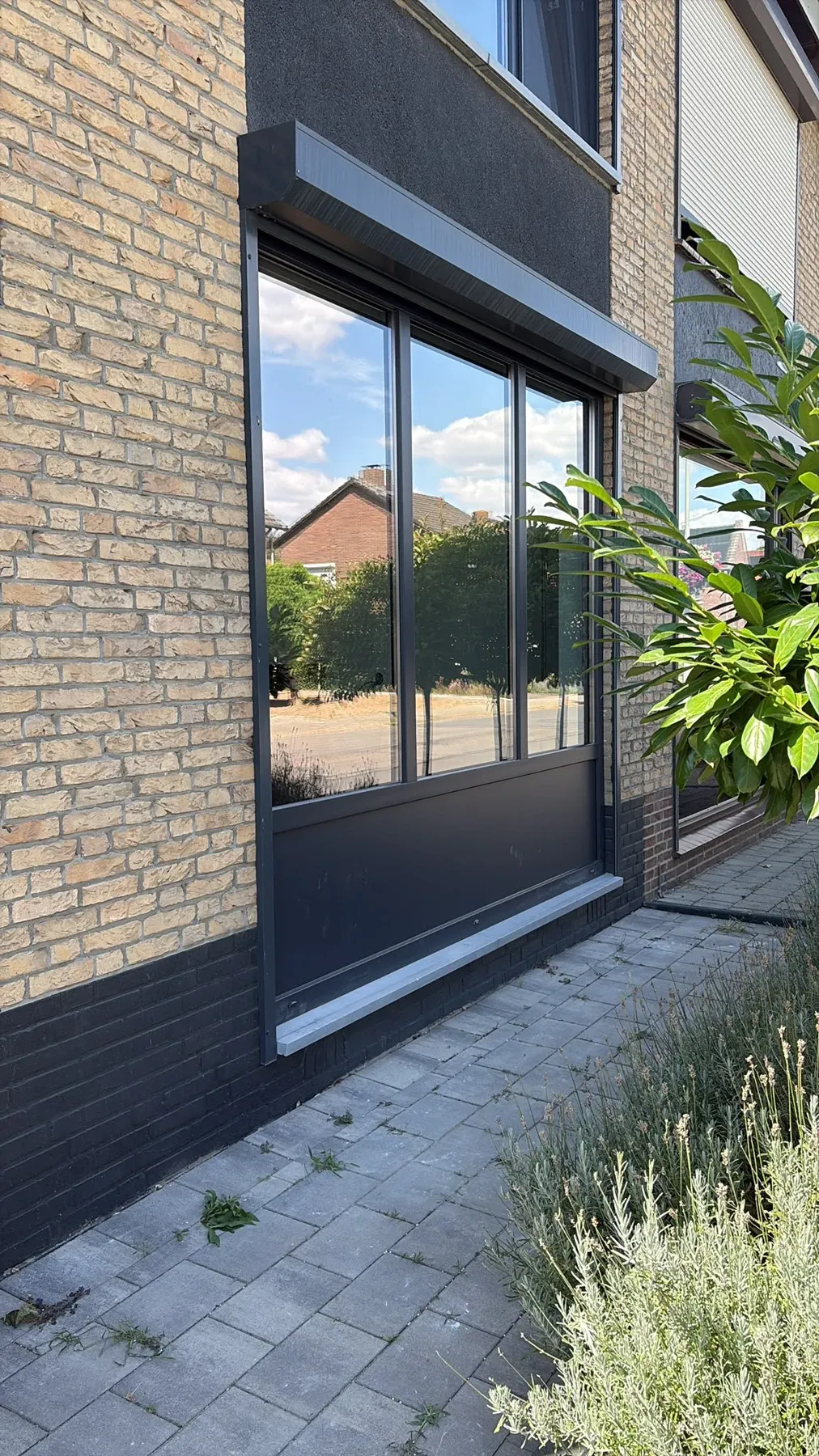 Donkere pui en kozijnen in een woning